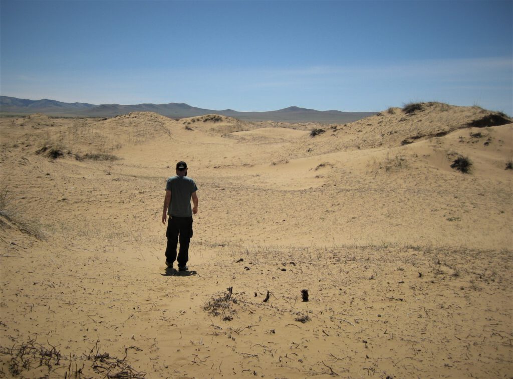 Ich laufe durch die Wüstenlandschaft der Mini-Gobi. 