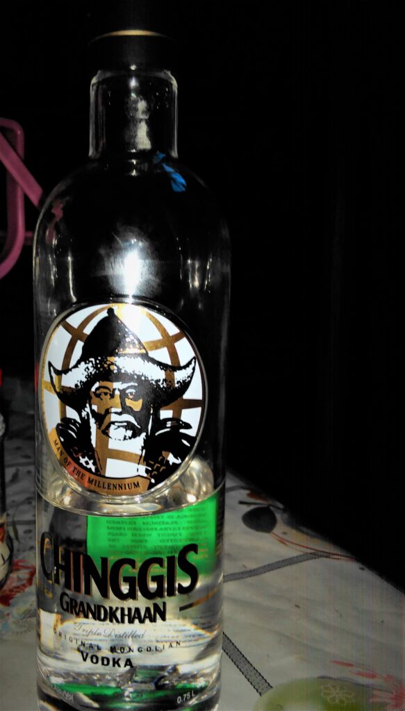 Eine halbvolle Flasche des Vodkas der Marke "Chinggis Grandkhaan". Der Nationalheld ist auf dem Label abgebildet. 