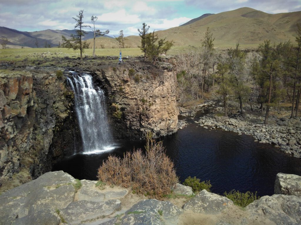 Blick auf den Orchon Wasserfall und den davon gespeisten See in der kleinen Schlucht im Orkhon Valley. 