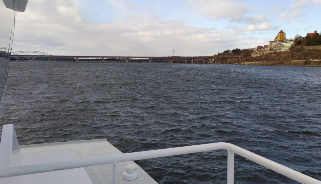 Blick vom Pedelbåt 80 über das Wasser in Richtung Lidingöbron. Rechts die steile Küste von Lidingö. 