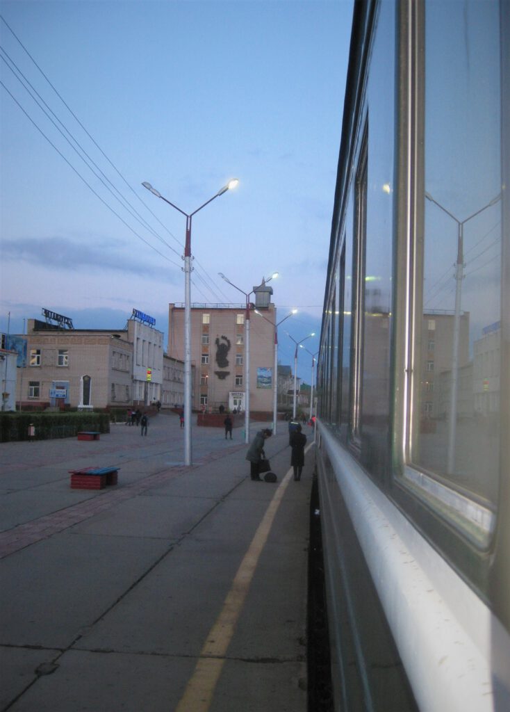 Am Bahnsteig von Süchbaatar. Aus dem Waggon fotografiert.