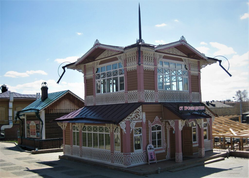 Neues, rosafarbenes sibirisches Holzhaus im Kvartal 130 von Irkutsk. 