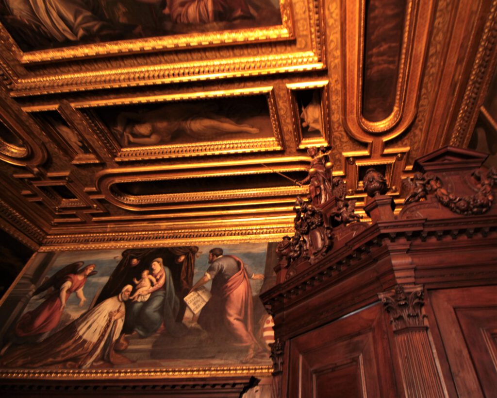 Großes klassiches Gemälde in einem Gerichtszimmer im Dogenpalast. Rechts eine hölzerner Empore mit thronenderm Justitia-Schrein. 
