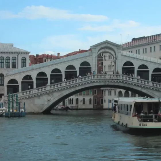 Vaporetto auf dem Wasser des Canal Grande in Venedig. Hintergrund Rialto-Brücke.