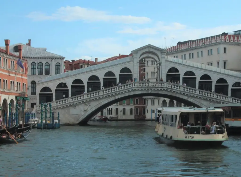 Vaporetto auf dem Wasser des Canal Grande in Venedig. Hintergrund Rialto-Brücke.