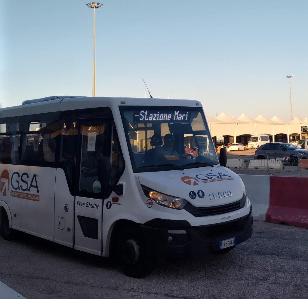 Shuttle-Bus am Hafen von Bari. Weißer Mini-Bus mit Anzeige "Stazione Mari". 