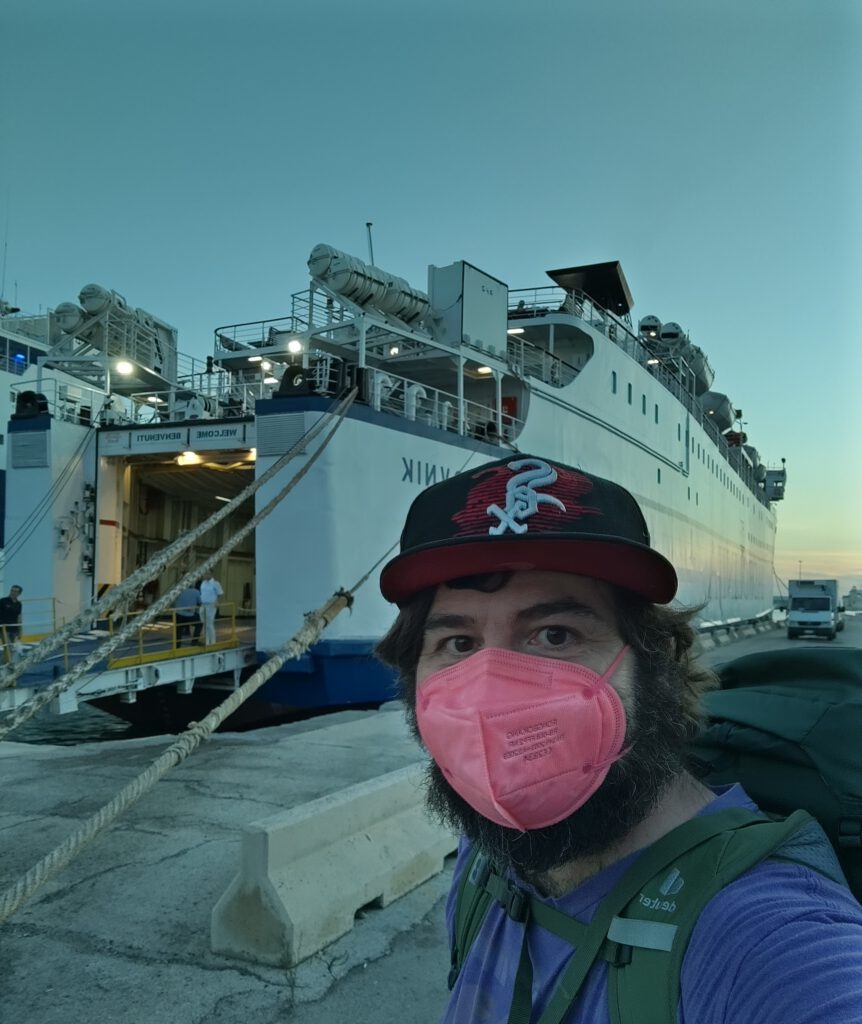 Ich mit pinker Maske beim Selfie vor der Fähre "Dubrovnik" am Hafen von Bari. 