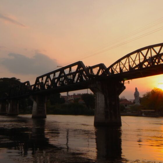Sonnenuntergang hinter der Brücke am Kwai.
