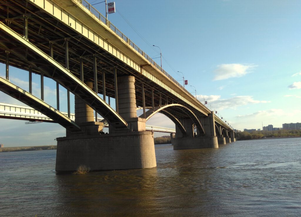 Brücke über den Fluss Ob in Nowosibirsk. 