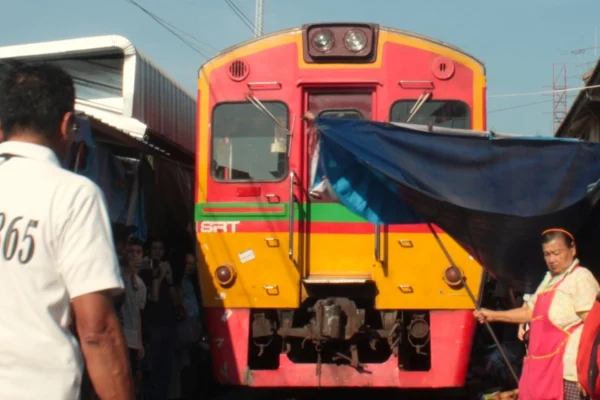 Mae Klong Railway Market: Mit dem Zug von Bangkok durch den Markt (mit Video)