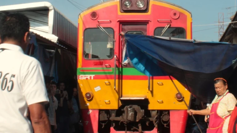 Mae Klong Railway Market: Mit dem Zug von Bangkok durch den Markt (mit Video)