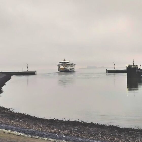 Fähre aus Den Helder läuft im Hafen von Texel ein. Bewölkter Tag über der Nordsee.