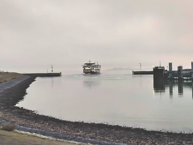 Fähre aus Den Helder läuft im Hafen von Texel ein. Bewölkter Tag über der Nordsee.