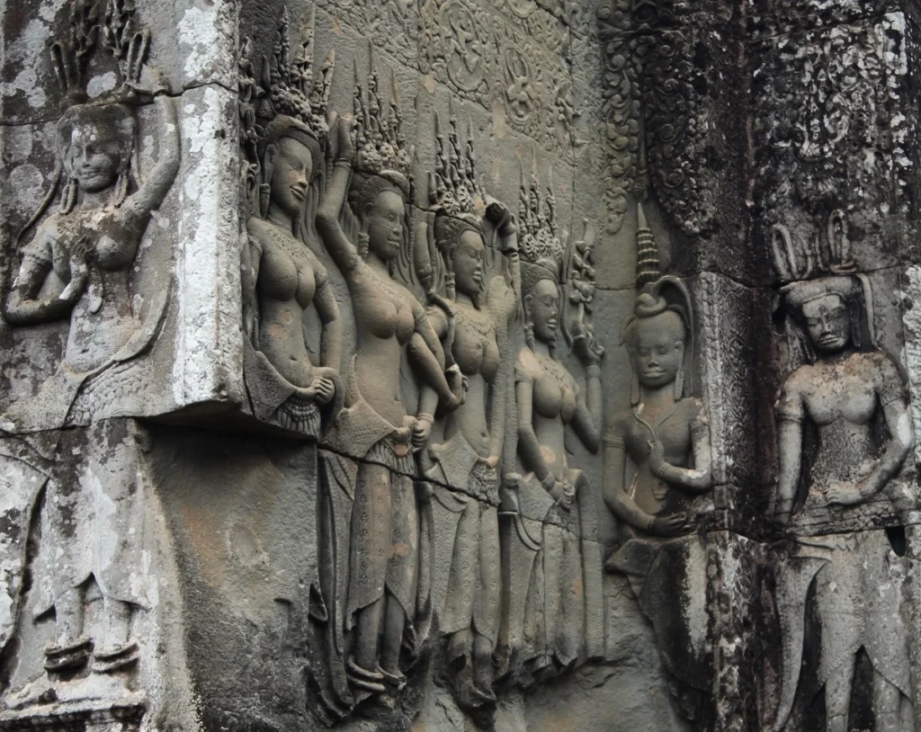 Bas-Relief von Devatas im Angkor Wat Tempel. Die aufrechte Haltung und der Kopfschmuck weisen auf Devatas hin.