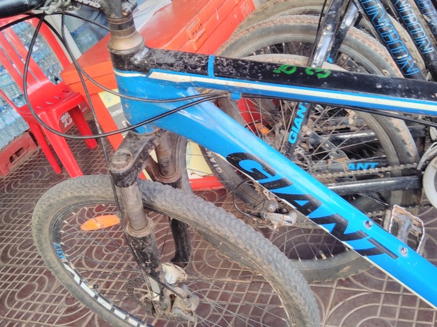Fahrradverleih in Siem Reap. Blaues Mountainbike von Giant mit Vorderrad im Bild. 