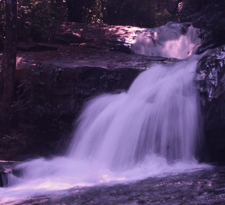 Kleiner Wasserfall mit FLD-Filter und langer Belichtung fotografiert. 