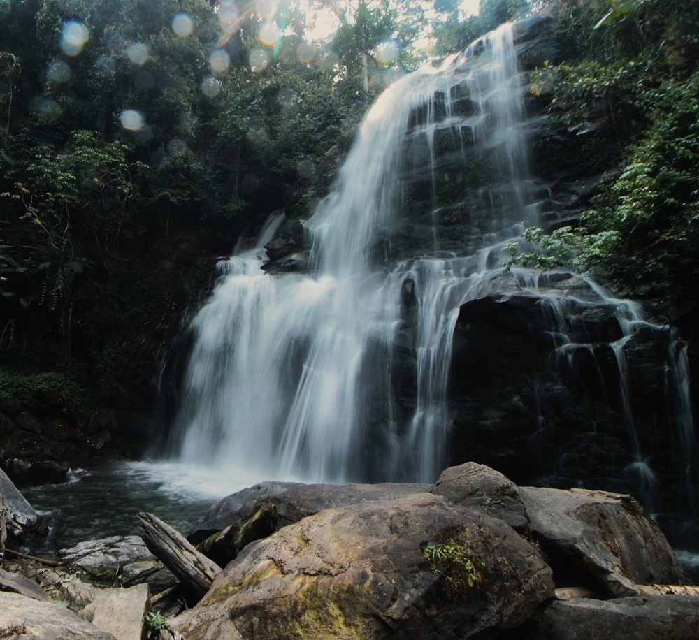 Wasserfall auf Kaskaden im Doi Inthanon Nationalpark.