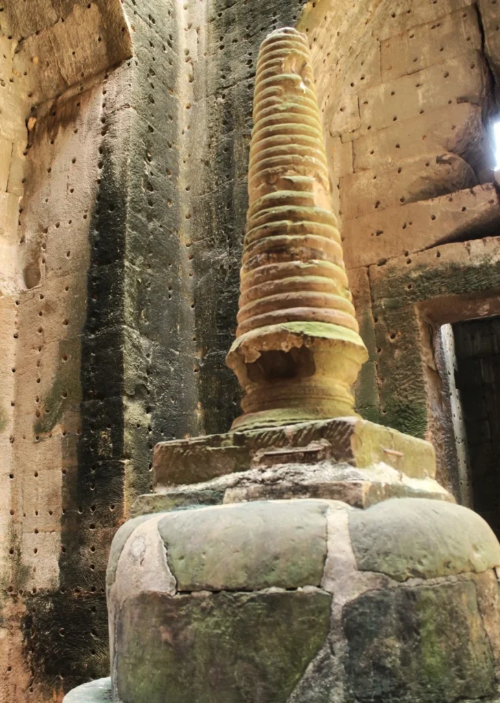 Von unten: Stupa im Heiligtum von Preah Khan. Stupa kegelförmig mit Rillen und steht auf rundlichem Steinpodest. 