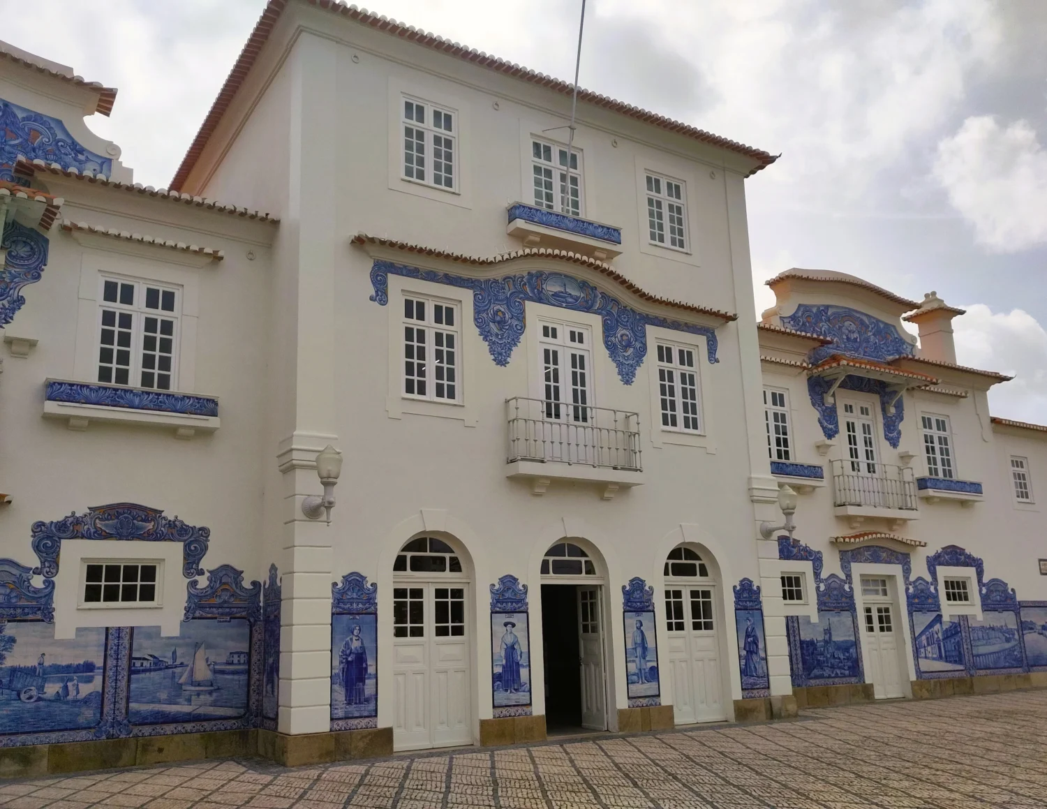 Aveiro Bahnhof: Frontansicht der weißen Empfangshalle mit blauen Azuljeros,