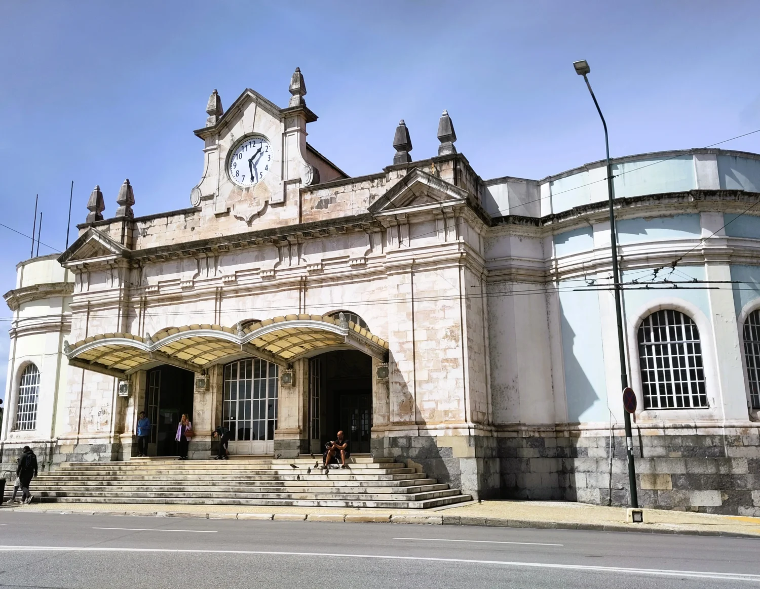Empfangsgebäude Coimbra-A mit neobarocker Fassade. 