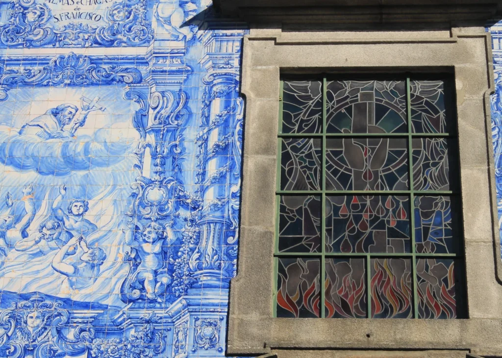 Religiöses Azulejo mit Wolkenfigur, die ein Jesus Kreuz hält. Rechts ein Buntglas-Fenster mit Fegefeuer und Christi Blut.