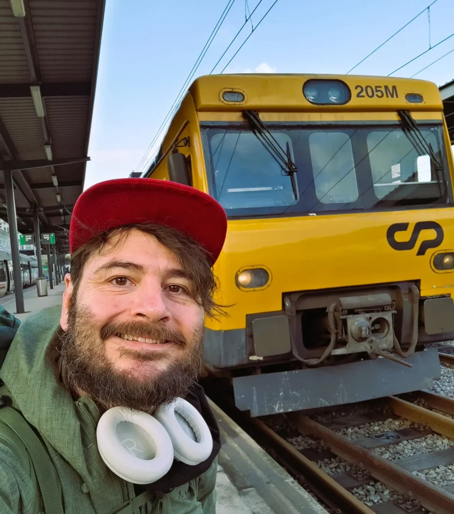 Selfie vor dem gelben Triebagen des Trencelta - Zug Celta am Bahnhof in Vigo.