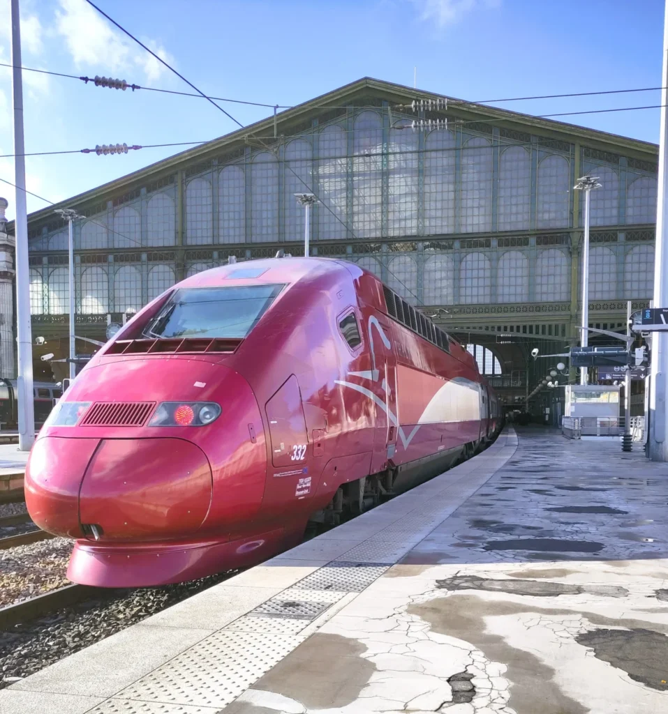 Roter Zug des Eurostar von Düsseldorf nach Paris am Bahnsteig am Nordbahnhof.