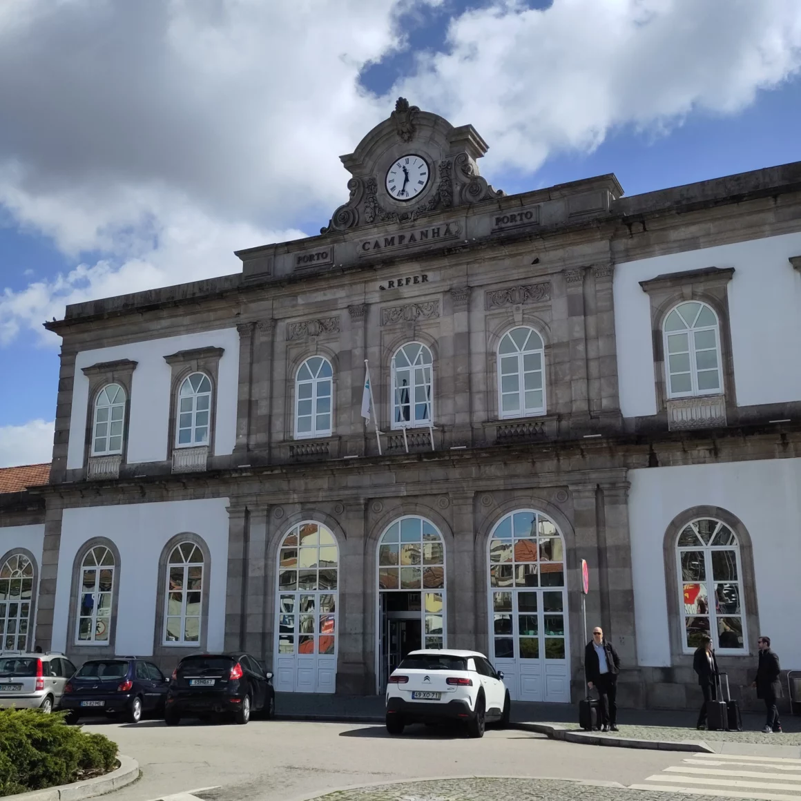 Hauptgebäude vom Bahnhof Campanha mit schöner Fassade von vorne. 