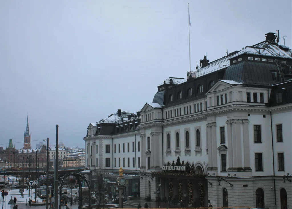 Haupteingang und Vorplatz vom Bahnhof Stockholm Central im Winter. 