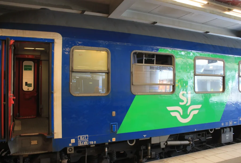 Blau-grüner Schlafwagen des SJ Euronight Nachtzugs am Bahnhof in Stockholm. 