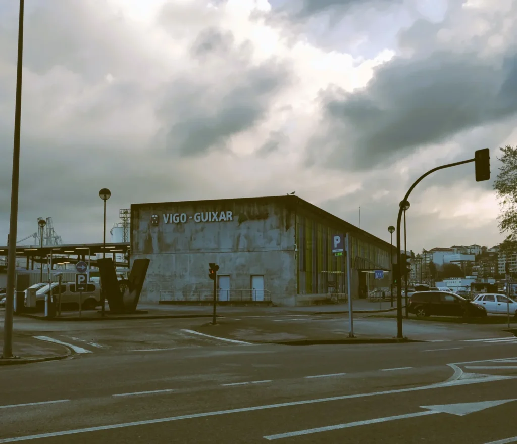 Betongebäude des Bahnhofs Vigo Guixar. Vorderseite mit Bunter Glasfassade.