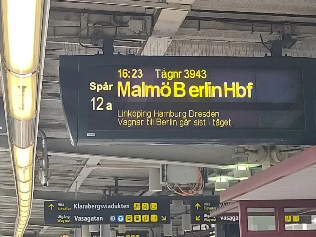 Anzeigetafel am Bahnhof Stockholm Central zum Nachtzug nach Berlin, über Malmö. Abfahrt um 16:23 auf Gleis 12. 