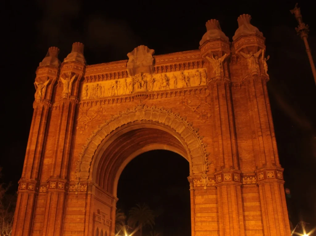 Nahaufnahme des halb beleuchteten Triumphbogen in Barcelona.