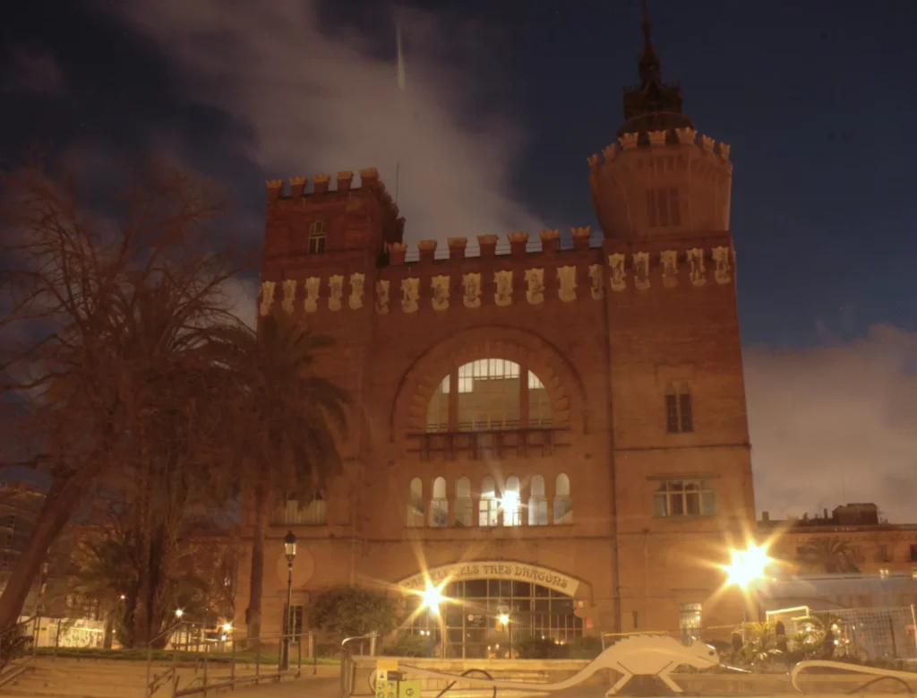 Überbelichtete Nachtaufnahme der Burg der drei Drachen im Parc de la Ciutadella Barcelona.