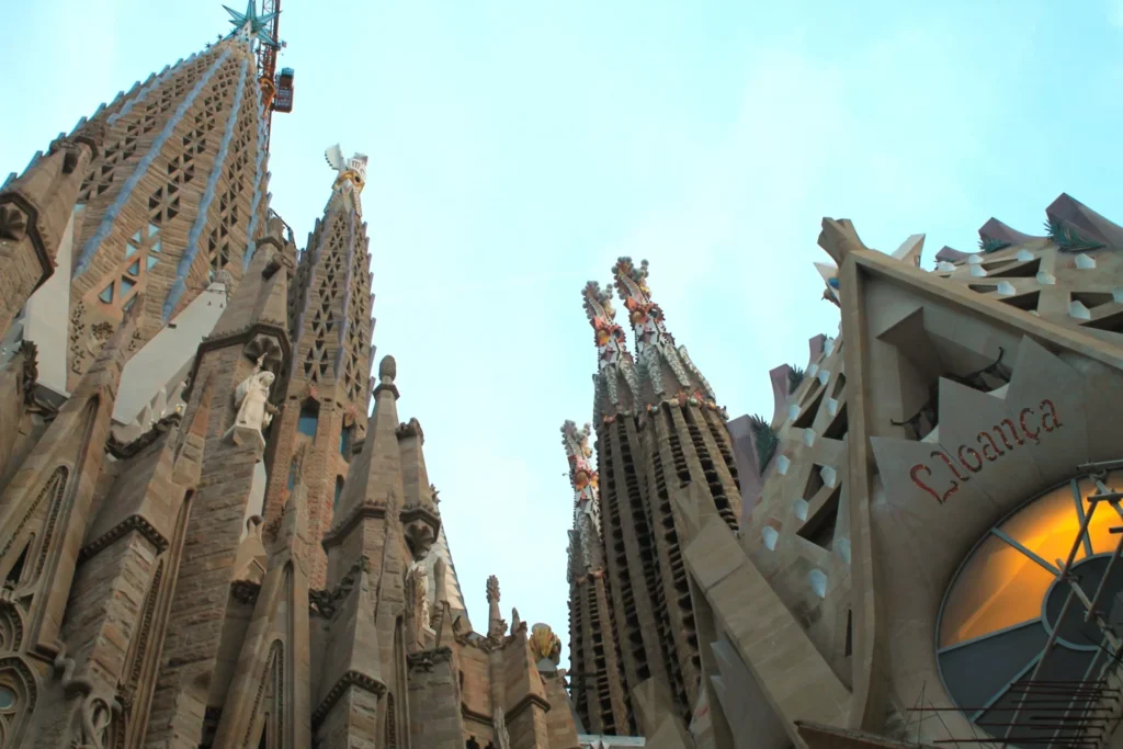 Barcelona Sightseeing. Einige Türme der Basilika Sagrada Familia und Inschrift Iloanca.