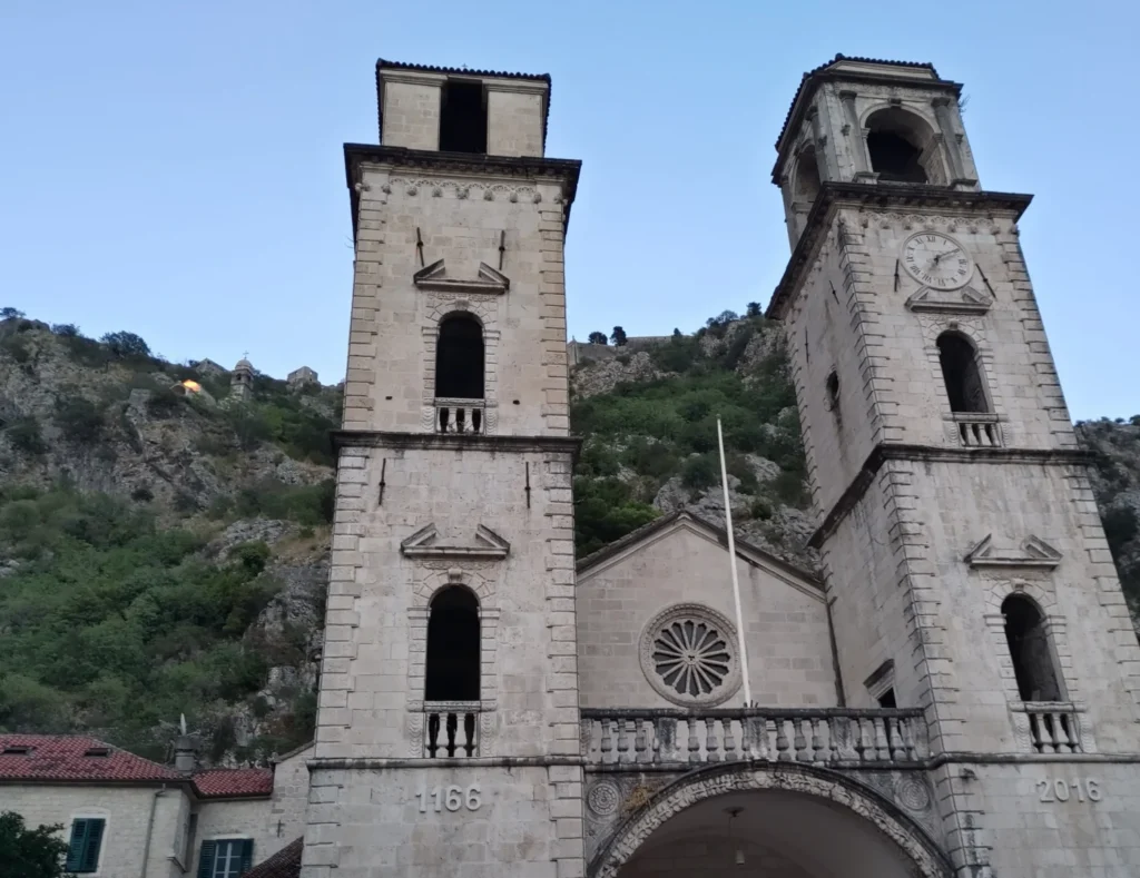 Montenegro Kotor: Die zwei Türme der Kathedrale von 1166 vor dem Berg mit der Burgruine.