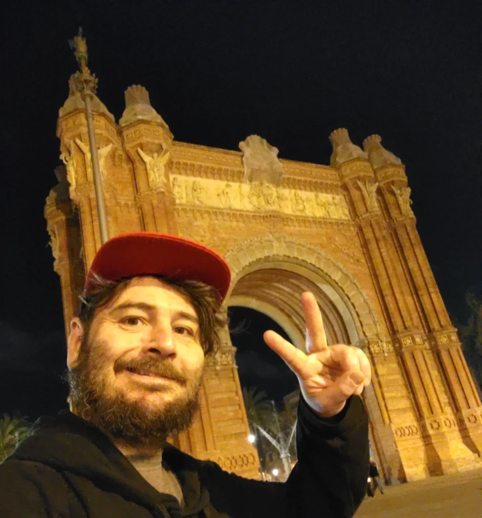 Selfie vor dem Triumphbogen bei Nacht