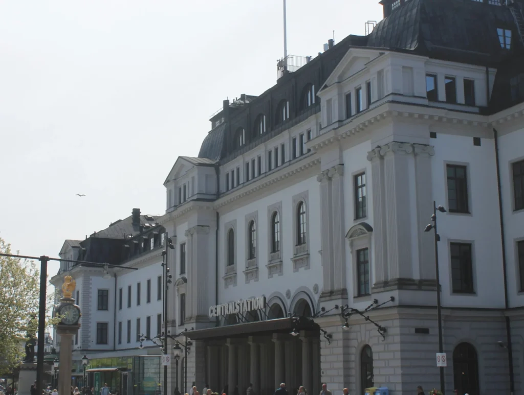 Eingang zum Empfangsgebäude des Stockholmer Hauptbahnhofs. Fassade seitlich fotografiert. 