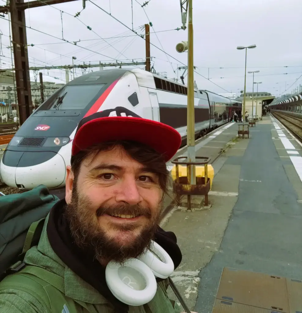 Mit dem Zug nach Barcelona. Selfie vor TGV Duplex Zug am Bahnsteig am Gare de Lyon.
East Rail Stories