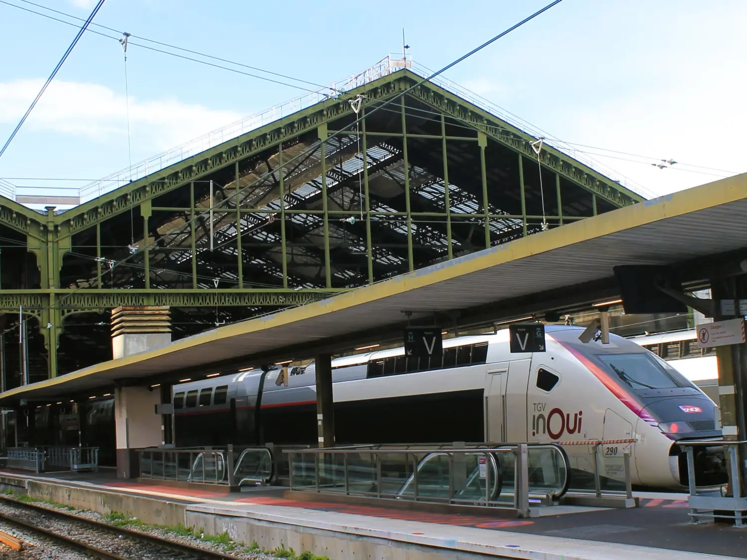 Zug nach Barcelona: TGV InOui im Gleis am Pariser Bahnhof "Gare de Lyon".