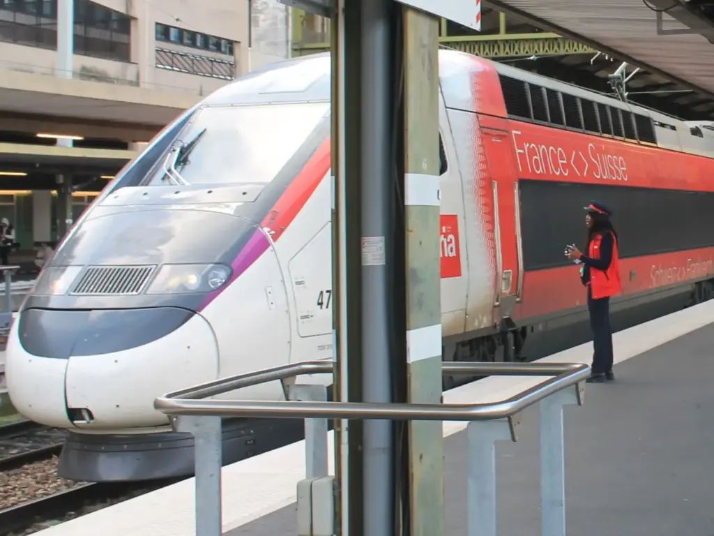 TGV Lyria auf dem Bahnsteig am Gare de Lyon in Paris, mit Schaffnerin.  