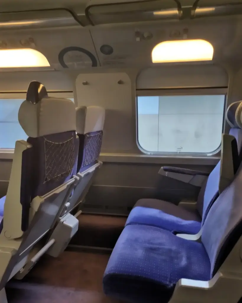 Blaue Sessel in Zweier-Reihen im TGV Duplex von Paris nach Barcelona.