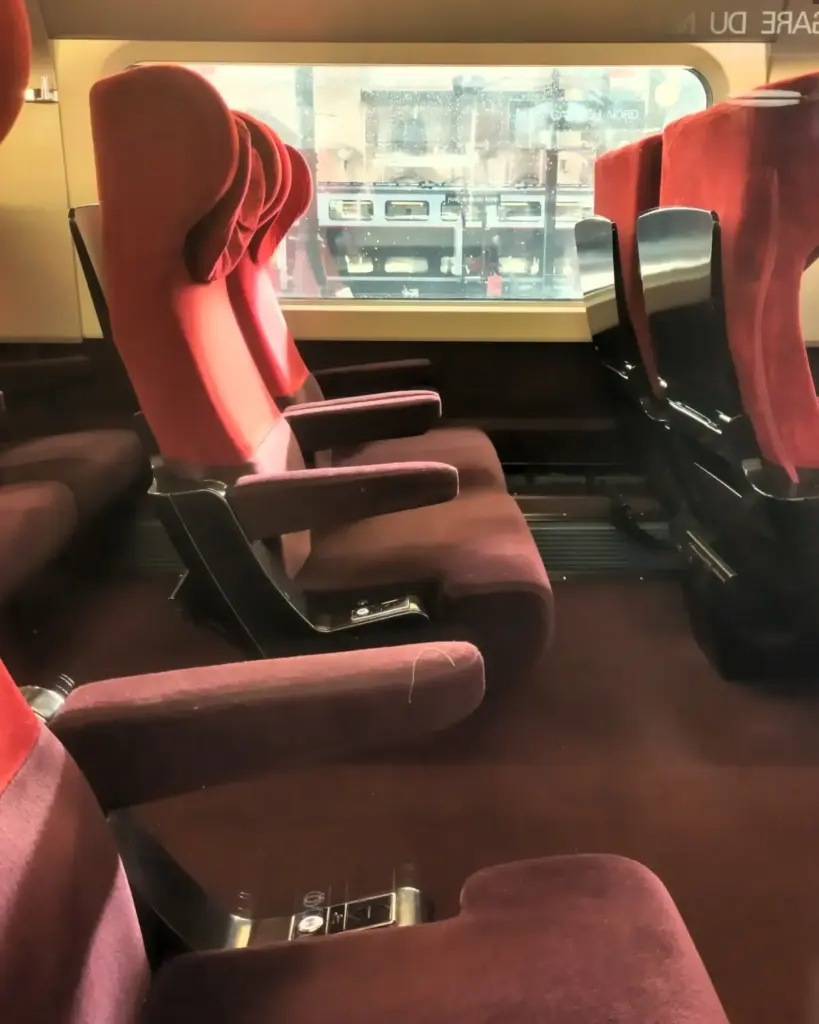 Rote Sessel in Zweier-Reihen im Thalys nach Paris.
