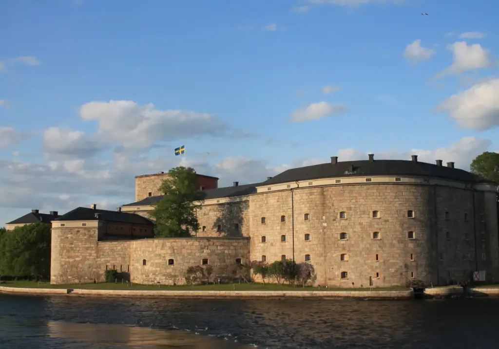 Vaxholm-Kastell. Die Festung von Vaxholm mit der schwedischen Flagge auf einem Wachturm. 
