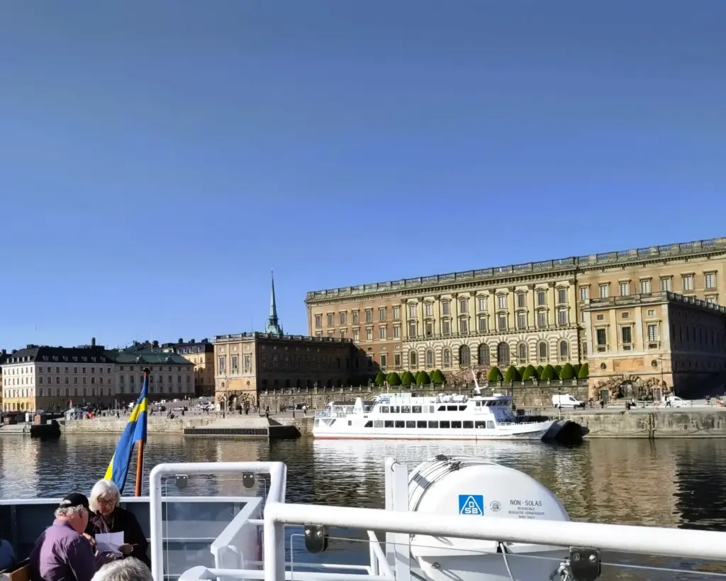 Königliches Schloss in Stockholm vom Sonnendeck der Fähre aus. 