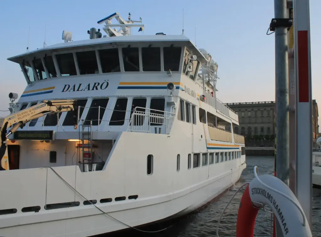 Boot Dalarö am Hafen vor dem Schloss in Stockholm. 