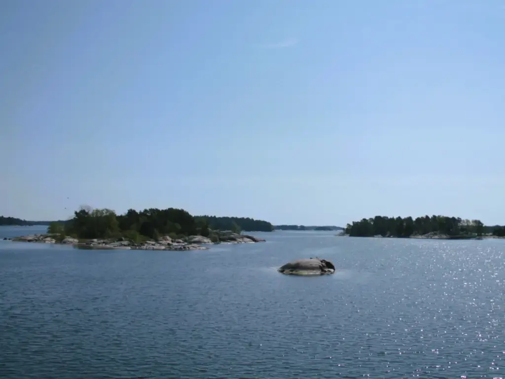 Stockholm Schären bei blauem Himmel. Kleine, unbewohnte Inseln, irgendwo im Schärengarten. 