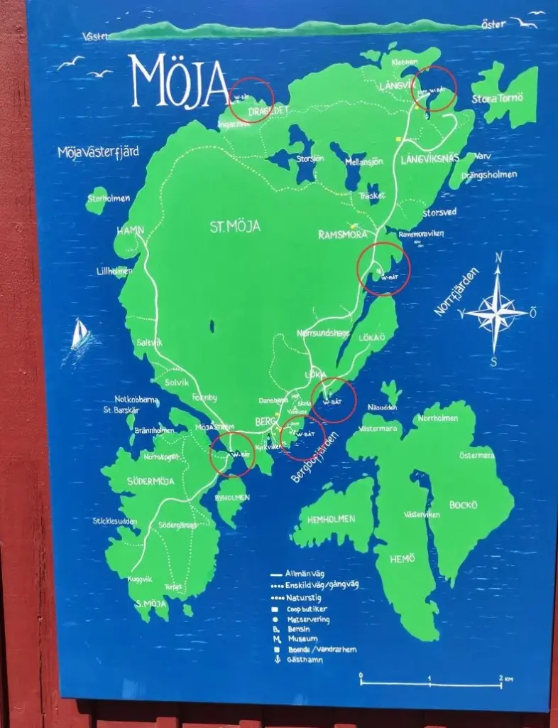Karte von Möja im Stockholmer Schärengarten mit Häfen: Möjaström, Berg, Löka, Ramsmora, Långvik, Dragedet.