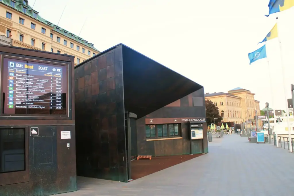 Ticket- und Infoschalter an der Homebase des Waxholmsbolaget vor dem Grand Hôtel und dem Nationalmuseum.