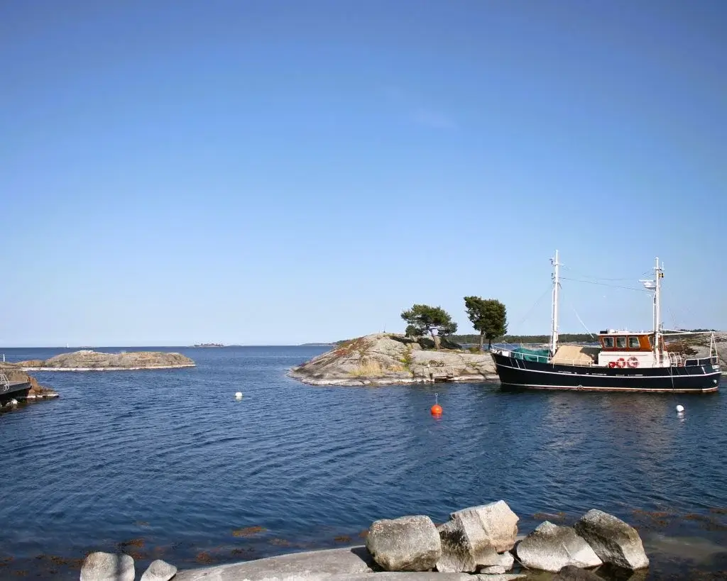 Stockholmer Schärengarten. Boot vor der Küste von Möja, am Hafen Ramsmora. Blauer Himmel.